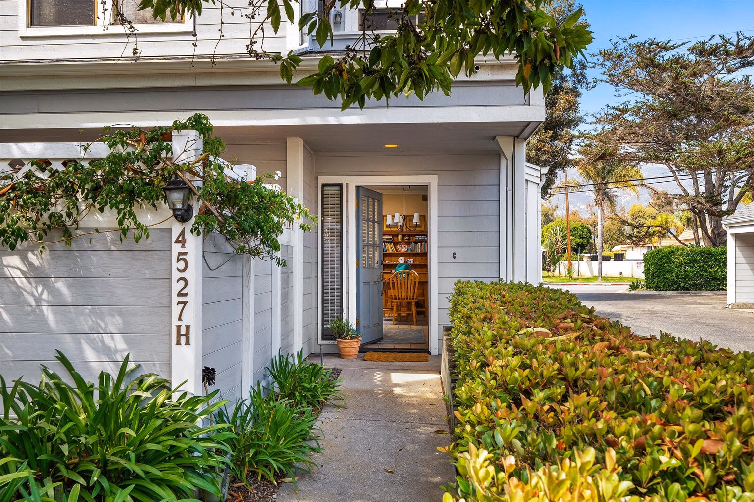 4527 Carpinteria Avenue