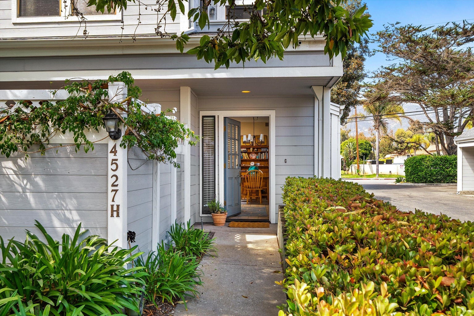 4527 Carpinteria Avenue